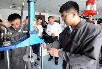 商铺门前停车位权属之争 新技术研发能否破解城市管理难题？